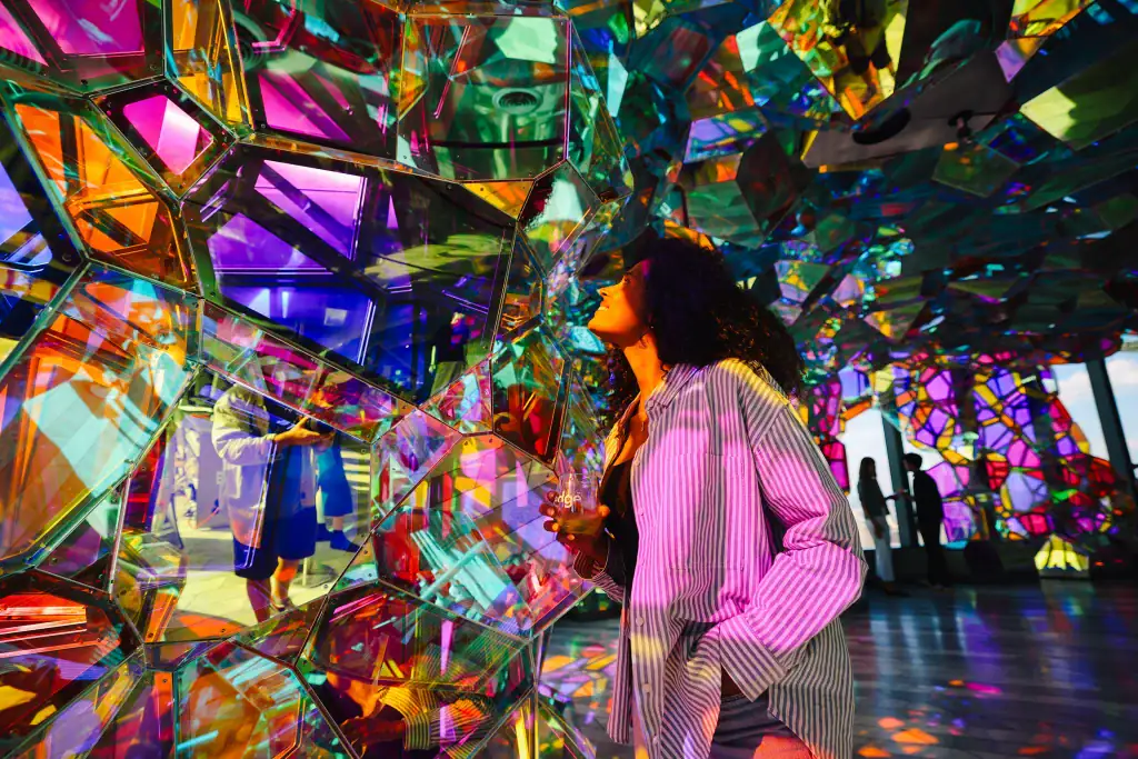 Girl-looking-at-Crystal-Cave-Immersive-Experience-at-edge - Edge NYC - Edge NYC Woman admiring Crystal Cave at Edge NYC.