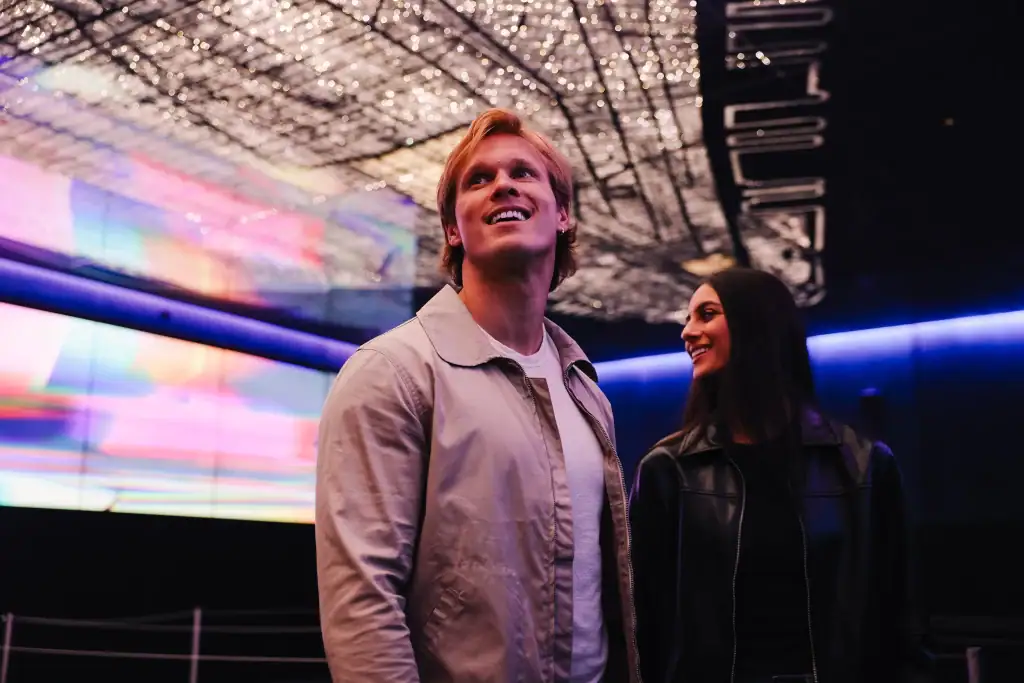 man-and-woman-at-prism-immersive-experience-at-ege - Edge NYC - Edge NYC Man and Woman at Prism: Immersive Experience at EDGE