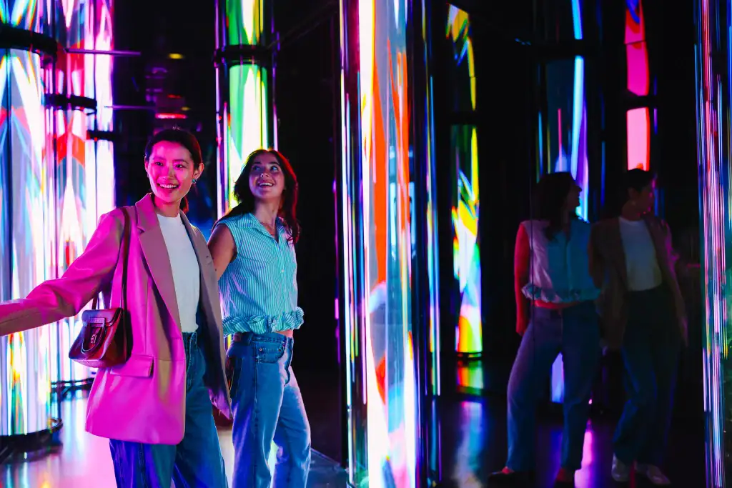 two-girls-at-prism-immersive-experience-at-edge - Edge NYC - Edge NYC Two Girls at Prism Immersive Experience at Edge