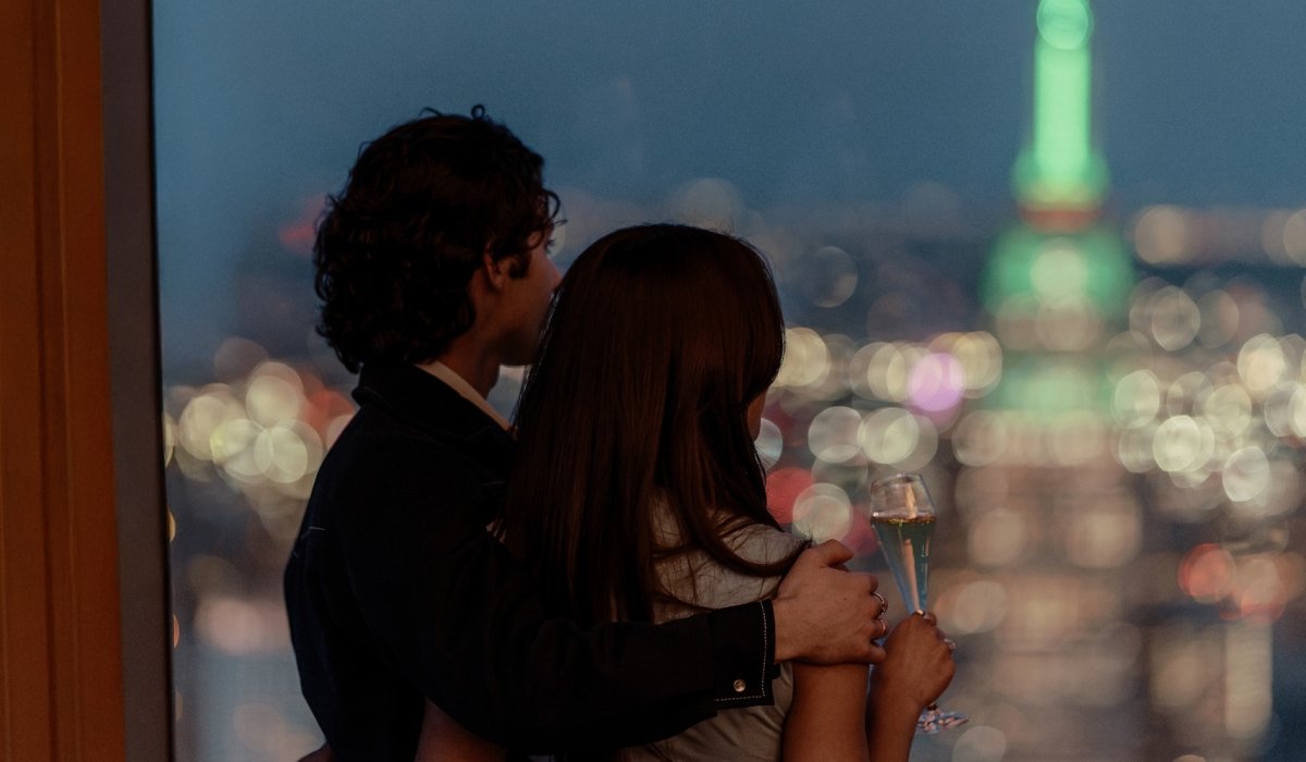 Couple enjoying a glass of champagne while looking at the skyline from Edge NYC.